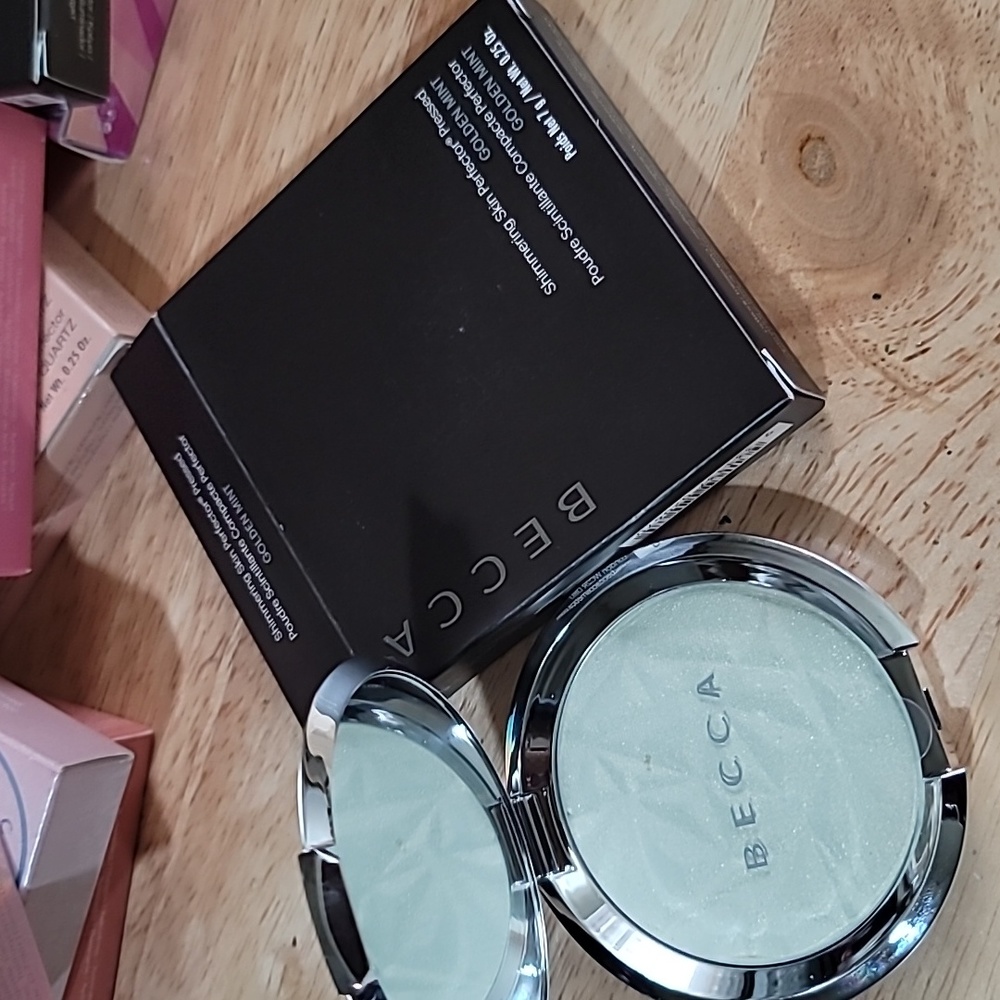 Becca shimmering skin perfector highlighter golden mint